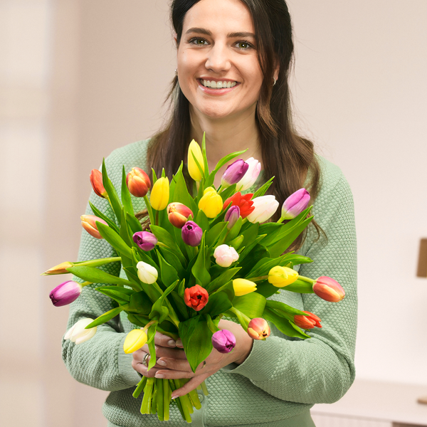 ﻿floraprima 20 gemischte Tulpen im Bund mit Vase & Ferrero Giotto 3er