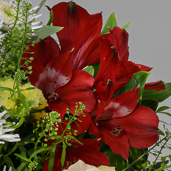 floraprima Blumenstrauß Frühlingswind mit Vase & Ferrero Giotto 3er