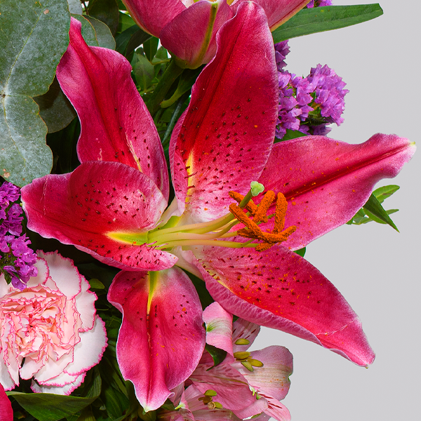 floraprima Premiumstrauß Mama mit Premiumvase & Ferrero Giotto 3er