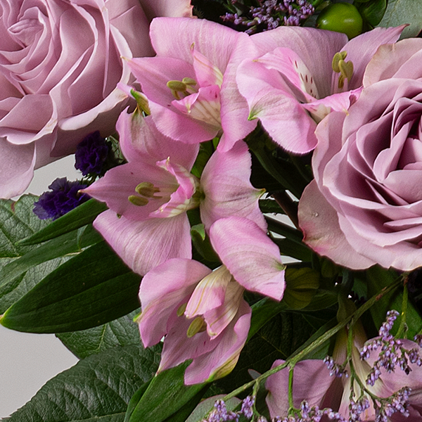 floraprima Premiumstrauß Blütenmelodie mit Premiumvase & Ferrero Giotto 3er Vierteljährliche Förderung